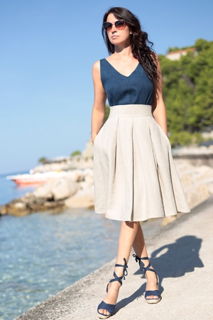 The pleated skirt made of 100% linen is lovingly designed and sewn for you in the Czech Podkrkonoší region monochrome high,